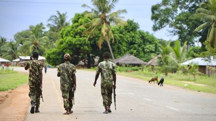 Des soldats mozambicains patrouillent dans le village de Mocimboa da Praia, port stratégique dans le nord du pays, après une attaque attribuée aux islamistes, le 7 mars 2018. (ADRIEN BARBIER / AFP)