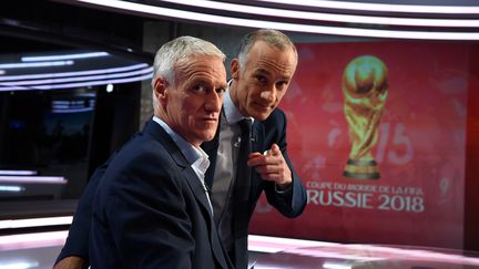 Didier Deschamps au côté de Gilles Bouleau (à droite) sur le plateau du "20 heures" de TF1, le 17 mai 2018 à Boulogne-Billancourt (Hauts-de-Seine). (FRANCK FIFE / AFP)