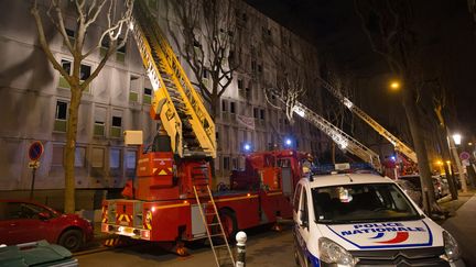 Des pompiers interviennent, vendredi 16&nbsp;décembre 2016, pour éteindre&nbsp;l'incendie d'un centre pour travailleurs migrants à Boulogne-Billancourt, dans les Hauts-de-Seine. (JULIEN DUC / PARIS FIRE BRIGADE / AFP)