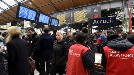 La gare Saint-Lazare, à Paris, le 26 avril 2016. (MIGUEL MEDINA / AFP)