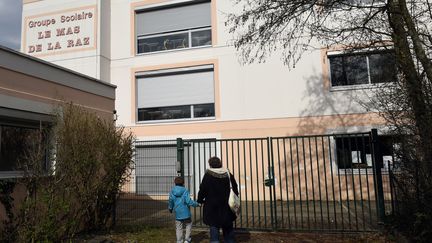 Le groupe scolaire Le Mas de la Raz à Villefontaine (Isère), dont l'ex-directeur&nbsp;est poursuivi pour viols sur ses élèves, le 24 mars 2015.&nbsp; (PHILIPPE DESMAZES / AFP)