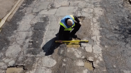 43% des routes du Royaume-Uni sont en mauvais état. Depuis 12 ans, un homme surnommé "Mr Pothole", pour "Mr nid-de-poule", a fait de la réparation des routes son combat, en médiatisant le problème avec humour.