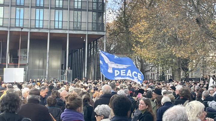 Des manifestants réunis sur le parvis de l'Institut du monde arabe avant le commencement de la marche. (FRANCEINFO / NEIL SENOT)