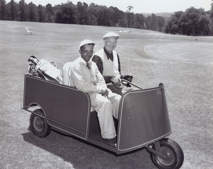 Le pr&eacute;sident des Etats-Unis Dwight Eisenhower (&agrave; droite) sur un green &agrave; Augusta, en 1953. (AUGUSTA NATIONAL / MASTERS HISTORIC IMAGERY / GETTY IMAGES)