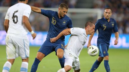 Les attaquants fran&ccedil;ais Karim Benzema et Franck Rib&eacute;ry n'ont pas r&eacute;ussi &agrave; trouver le chemin des filets face &agrave; l'Uruguay, le 15 ao&ucirc;t 2012 au Havre. (DAVID VINCENT / AP / SIPA)