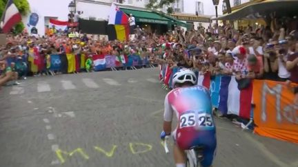 De l’argent et du bronze pour les cyclistes tricolores après un mini-tour de Paris. Les supporters ont répondu présent, notamment sur la colline de Montmartre, samedi 3 août.