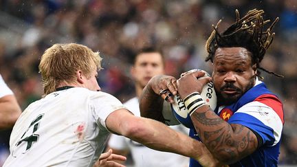 Le centre français Mathieu Bastareaud perce la défense sud-africaine lors du test-match France-Afrique du Sud, le 10 novembre 2018 à Saint-Denis. (FRANCK FIFE / AFP)