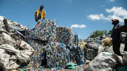 30 mars 2023. Les sacs plastique à usage unique sont interdits partout au Kenya depuis 2017, remplacés par des sacs en polypropylène. Un ouvrier range des balles de plastique dans une usine de recyclage, à Nakuru. (SOPA IMAGES / LIGHTROCKET / GETTY IMAGES)