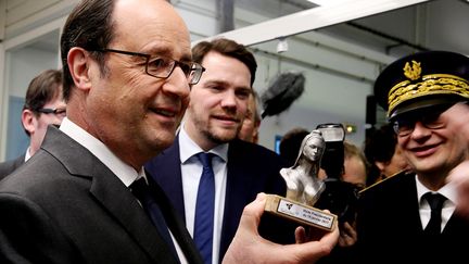 François Hollande, une statue en 3D de Marianne, à Charlevilles-Mezieres, le 19 janvier 2017. (FRANCOIS NASCIMBENI / AFP)