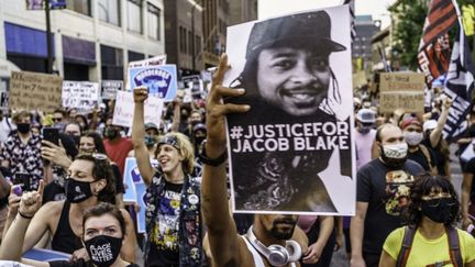 Des manifestants défilent pour demander justice après les tirs contre Jacob Blake, le 24 août 2020 à Minneapolis (Minnesota). (KEREM YUCEL / AFP)