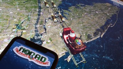 Depuis des décennies, le Commandement militaire chargé de la sécurité aérienne des Etats-Unis et du Canada (Norad) suit à la trace la tournée du père Noël, comme le montre ici son site internet, le 24 décembre 2023. (CHRIS DELMAS / AFP)