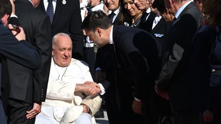 Benoit Payan, the mayor of Marseille, greets Pope Francis upon his arrival at Marseille airport.  (ANDREAS SOLARO / AFP)