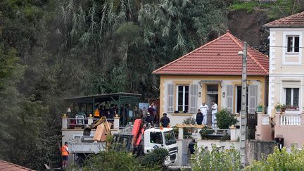 Les recherches ont été difficiles pour les secours, du fait du terrain particulièrement difficile à pratiquer. (YANN COATSALIOU / AFP)