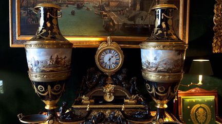 Une horloge à l'hôtel de Feuquières de Robert de Balkany, à Paris (19 mai 2016)
 (Martin Bureau / AFP)