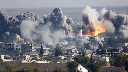 Une frappe a&eacute;rienne contre une position de l'Etat islamique &agrave; Kobani (Syrie), le 18 octobre 2014. (KAI PFAFFENBACH / REUTERS)