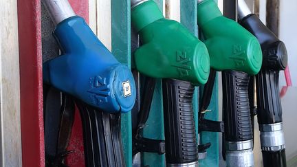 Le prix des carburants suscite la colère de plusieurs associations de consommateurs. (PATRICK LEFEVRE / MAXPPP)