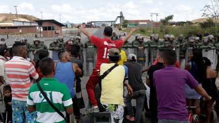 Face-à-face entre Vénézuéliens et forces de l'ordre à la frontière entre le Venezuela et le Brésil, à Pacaraima, le 22 février 2019. (RICARDO MORAES / REUTERS)