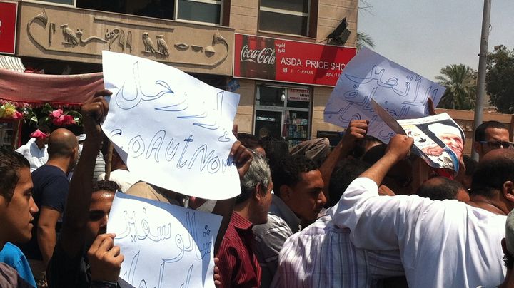 Un panneau "D&eacute;gage, le touriste !" adress&eacute; au nouveau gouverneur islamiste de Louxor, lors d'une manifestation devant ses bureaux le 21 juin 2013.&nbsp; (SALOME LEGRAND / FRANCETV INFO)