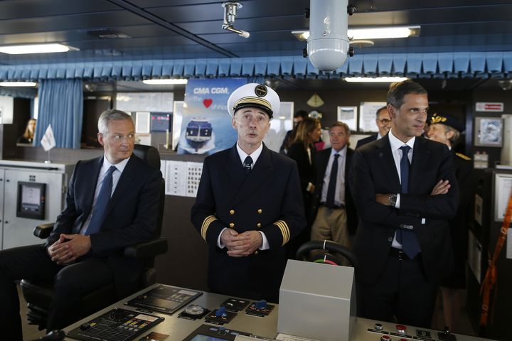 Le ministre de l'Economie, Bruno Le Maire (à gauche), le commandant du porte-conteneurs "Antoine de Saint Exupéry", Pierre Jaspard (au centre), et le président-directeur général de l'entreprise CMA CGM, Rodolphe Saadé (à droite) durant l'inaguration du navire, le 6 septembre 2018 au Havre (Seine-Maritime). (CHARLY TRIBALLEAU / AFP)