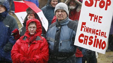 Des Islandais protestent en 2010 contre leur gouvernement qu'ils jugent reponsable de la crise financière.  (REUTERS/Bob Strong)