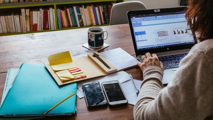 Une personne en télétravail, à Paris, le 16 mars 2020. (MATHIEU MENARD / HANS LUCAS / AFP)