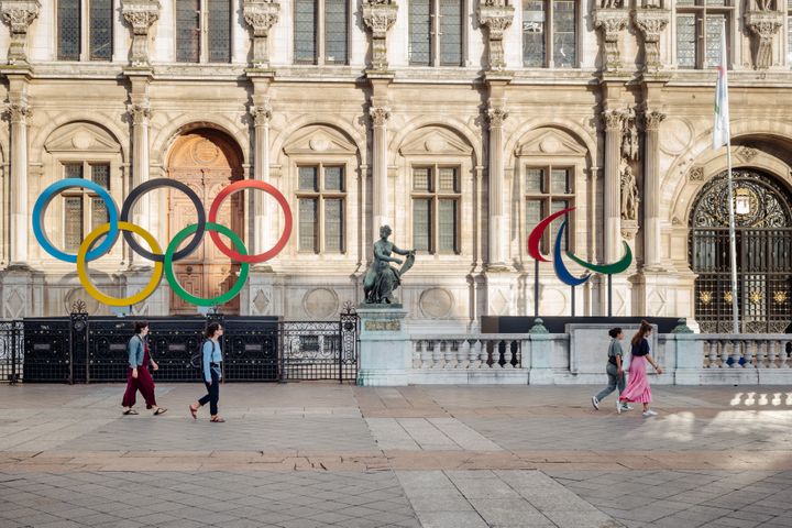 Les logos des Jeux olympiques et paralympiques&nbsp;devant l'hôtel de ville de Paris, en octobre 2021. (HERVE CHATEL / HANS LUCAS)