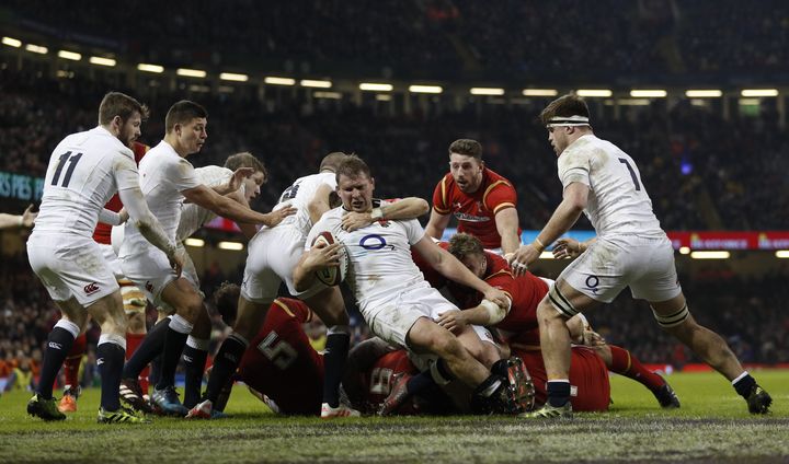 Dylan Hartley sort la balle du ruck, lors de Pays de Galles-Angleterre, le 11 février 2017, au Millenium Stadium de Cardiff. (ADRIAN DENNIS / AFP)