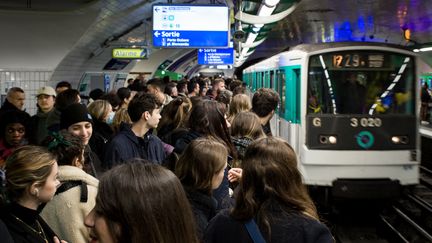 Une rame de la ligne 12 du métro parisien, à Paris, le 25 février 2023. (VALERIE DUBOIS / HANS LUCAS / AFP)