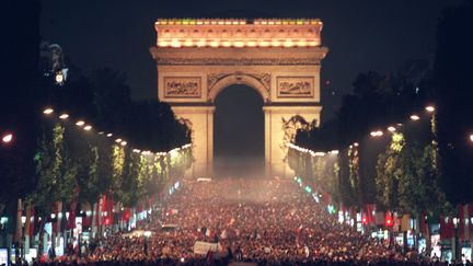 Des centaines de milliers de personnes se déversent sur les Champs-Elysées après la qualification en finale de&nbsp;Coupe du monde des Bleus, le 8 juillet 1998. (JACK GUEZ / AFP)