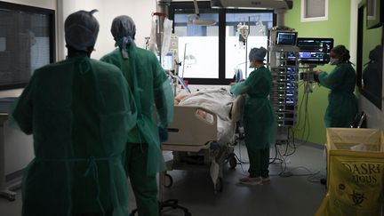 Un patient en réanimation dans l'unité Covid-19 de l'hôpital Delafontaine à Saint-Denis (Seine-Saint-Denis), le 29 décembre 2021. (ALAIN JOCARD / AFP)