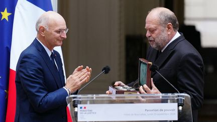 Eric Dupond-Moretti remet les sceaux de la République au nouveau ministre de l'Intérieur, Didier Migaud, à Paris, le 23 septembre 2024. (DIMITAR DILKOFF / AFP)