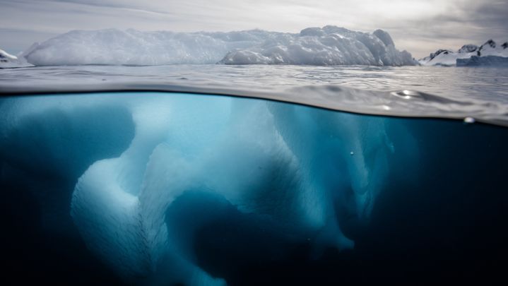 19 février 2019. Une photo sous- marine d'un iceberg en Antarctique. (Illustration) (BRETT MONROE GARNER / MOMENT RF / GETTY IMAGES)