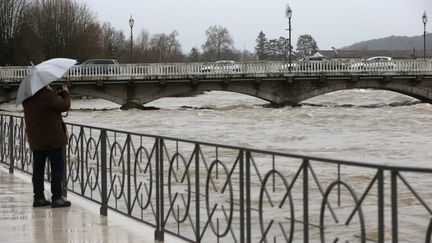 Un passant observe la crue du Doubs à Audincourt (Doubs), vendredi 5 janvier 2018. (MAXPPP)