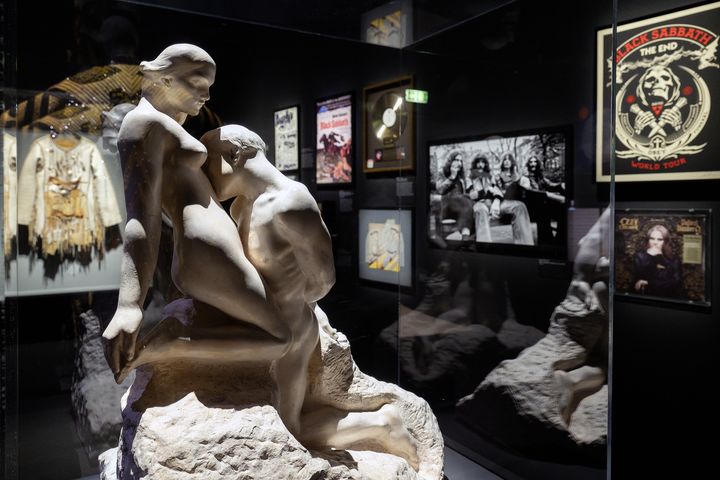 La sculpture d'Auguste Rodin "L'Éternelle idole", grand modèle, 1889, plâtre patiné. Musée Rodin, Paris. Black Sabbath voulut utiliser une photo de cette sculpture pour la couverture de l'album "The Eternal idol" (1987) mais il n'en eut pas les droits et décida de la reproduire avec des acteurs. (JOACHIM BERTRAND / PHILHARMONIE DE PARIS)