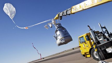 Il avait d&eacute;coll&eacute; &agrave; 17H30 (15H30 GMT) dans une capsule attach&eacute;e &agrave; un ballon gonfl&eacute; &agrave; l'h&eacute;lium. (BALAZS GARDI / RED BULL / SIPA)