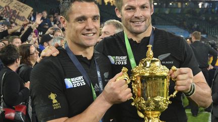 La joie de Dan Carter et Richie McCaw avec le trophée du Mondial 2015 (GLYN KIRK / AFP)