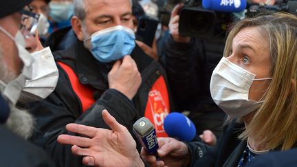 Agnès Pannier-Runacher le 19 mars 2021 à Rodez, face aux salariés de l'usine Bosch. (C?DRIC MERAVILLES                                               / MAXPPP)