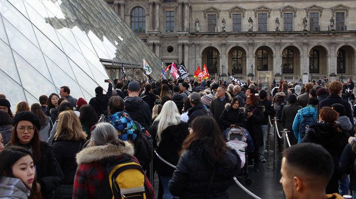 Une centaines de manifestants ont empêché des milliers de touristes d'accéder au musée. (XAVIER GRUMEAU / RADIO FRANCE)