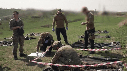 Guerre en Ukraine : des bénévoles parcourent le front pour récupérer les dépouilles des soldats tués (France 2)