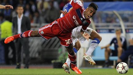 Le joueur de la Real Sociedad Markel Bergara (D) et le Lyonnais&nbsp;Alexandre Lacazette, lors d'un match de barrage de la Ligue des champions, &agrave; San Sebastian (Espagne), le 28 ao&ucirc;t 2013. (RAFA RIVAS / AFP)