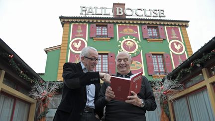 Jean-François Mesplède (G) et Paul Bocuse (D) devant le restaurant de Collonges-au-Mont-d’Or, le 13 janvier 2011. (AUGROS PIERRE / MAXPPP)