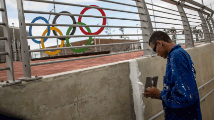 &nbsp; (Un ouvrier travaille dans le parc olympique à Rio © AFP/DPA Michael Kappeler)