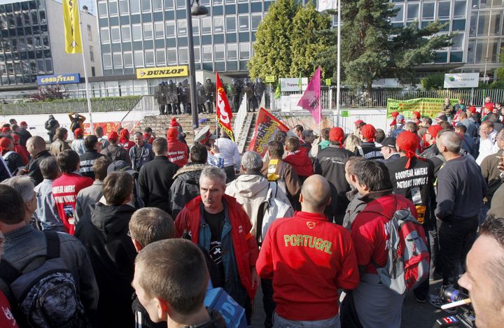 En 2009 un millier d'employés de l'usine Goodyear manifestent devant les locaux de l'entreprise contre le projet de fermeture.&nbsp; (PATRICK KOVARIK / AFP)