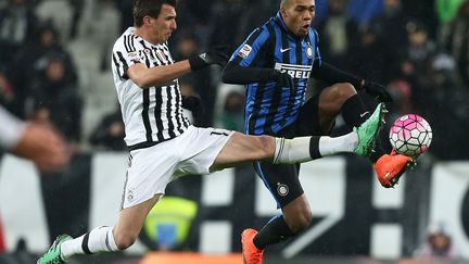 Mario Mandzukic (Juventus) à la lutte avec Juan Jesus (Inter Milan)