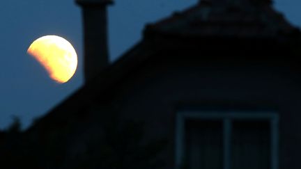 Une autre vue de l'éclipse, au-dessus d'une maison de Zenica (Bosnie-Herzégovine). (DADO RUVIC / REUTERS)