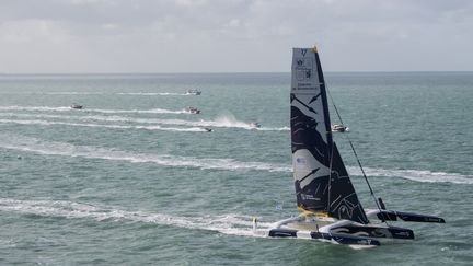 Chez les Ultimes, Franck&nbsp;Cammas et Charles Caudrelier (Maxi Edmond de Rothschild) font toujours course en tête, dimanche 14 novembre. (LOIC VENANCE / AFP)