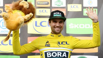 Maximilian Schachmann en jaune sur le podium de Paris-Nice&nbsp;pour le premier de ses deux succès, le 13 mars 2020. (AFP)