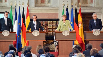 Le Premier ministre espagnol Mariano Rajoy, le pr&eacute;sident fran&ccedil;ais Fran&ccedil;ois Hollande, la chanceli&egrave;re allemande Angela Merkel et le pr&eacute;sident du Conseil italien Mario Monti tiennent une conf&eacute;rence de presse &agrave; Rome (Italie), le 22 juin 2012. (ALBERTO PIZZOLI / AFP)