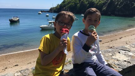 Léo et Edward savourent une glace made in Guernesey "faite avec le lait de vache de Guernesey". (INGRID POHU / RADIO FRANCE)