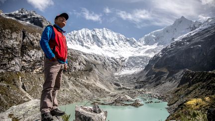 Saúl Luciano Lliuya dans la cordillère blanche en 2018. (MATTHIEU MONDOLONI / FRANCEINFO)